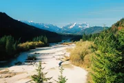 Isar mit Zugspitzmassiv im Hintergrund.