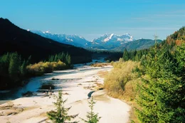 Isar mit Zugspitzmassiv im Hintergrund.