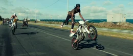 Abra (Dave Nsaman, rechts) f&uuml;hrt halsbrecherische Stunts aus.