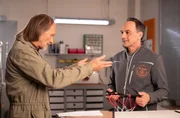 Sascha (Eisi Gulp, links) setzt Mike (Harry Blank, rechts) die Pistole auf die Brust: Entweder Hector verzichtet auf den gew&uuml;nschten Basketballkorb an seinem Bonanza-Rad oder sie sagen den Auftrag ab!