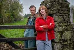 Anthony (Jamie Dornan, l.), Rosemary (Emily Blunt, r.)