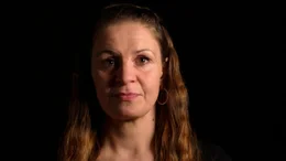 Svenja Beck hatte lange gebraucht, die Kraft zu finden, sich von ihrem gewaltt&auml;gigen Partner zu trennen. Geblieben sind Narben und Erinnerungen an die traumatisierende Brutalit&auml;t bis hin zu den beiden Femizid-Versuchen. Daraus hat sie den festen Willen entwickelt, dieses Martyrium &ouml;ffentlich zu machen und aufzuzeigen, wie es zu dem psychischen Druck und den Gewaltexzessen kommt.
