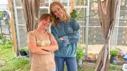 Nina (rechts) und Michelle bereiten Futter für die Papageien zu. Halsbandsittiche ernähren sich vegetarisch und sehr abwechslungsreich. (Michelle Engels). Nina (rechts) und Michelle bereiten Futter für die Papageien zu. Halsbandsittiche ernähren sich vegetarisch und sehr abwechslungsreich. (Michelle Engels).