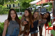Elternfrei. Kaya, Luna, Natalie, Jolina und Serena (v.l.n.r.) kaufen Frühstück. Elternfrei. Kaya, Luna, Natalie, Jolina und Serena (v.l.n.r.) kaufen Frühstück.