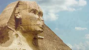 Dieses Bild zeigt die Gro&szlig;e Sphinx von Gizeh, ein ber&uuml;hmtes alt&auml;gyptisches Monument auf dem Gizeh-Plateau.