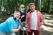 Im abgesperrten Wald treffen Fritz Fuchs (Guido Hammesfahr), Dani Paschulke (Gisa Flake) und Herr Kluthe (Holger Handtke) tatsächlich auf "kleine grüne Männchen". Fritz ahnt, was dahinter steckt. Im abgesperrten Wald treffen Fritz Fuchs (Guido Hammesfahr), Dani Paschulke (Gisa Flake) und Herr Kluthe (Holger Handtke) tatsächlich auf "kleine grüne Männchen". Fritz ahnt, was dahinter steckt.