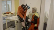 Doc Caro im Gespr&auml;ch mit einem Skifahrer.