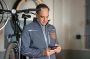 Mike (Harry Blank) sieht sich unerwartet mit Sonderw&uuml;nschen von Basketballstar Hector f&uuml;r das Bonanza-Rad konfrontiert.