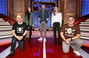 Moderator Kai Pflaume (M.) und seine Rateteam-Kapit&auml;ne Bernhard Ho&euml;cker (l.) und Elton (r.) begr&uuml;&szlig;en in dieser Sendung die Moderatorin und Podcasterin Paulina Krasa (2.v.l.) und die Moderatorin und Podcasterin Laura Wohlers (2.v.r.).