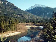 Karwendelberge spiegeln sich in den Altwassern der Isar. : Honorarfrei lediglich fuer Ankuendigungen und Veroeffentlichungen im Zusammenhang mit obiger BR-Sendung bei Nennung: Bild: BR . Andere Verwendungen nur nach entsprechender vorheriger schriftlicher Vereinbarung mit dem BR-Bildarchiv, Tel. 089 / 5900 3040, Fax 089 / 5900 3284.