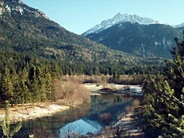 Karwendelberge spiegeln sich in den Altwassern der Isar. : Honorarfrei lediglich fuer Ankuendigungen und Veroeffentlichungen im Zusammenhang mit obiger BR-Sendung bei Nennung: Bild: BR . Andere Verwendungen nur nach entsprechender vorheriger schriftlicher Vereinbarung mit dem BR-Bildarchiv, Tel. 089 / 5900 3040, Fax 089 / 5900 3284.