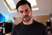 Paco (Milos Vukovic) muss erkennen, dass er mit seiner geplanten Offensive bei Naomi zu spät kommt. Paco (Milos Vukovic) muss erkennen, dass er mit seiner geplanten Offensive bei Naomi zu spät kommt.