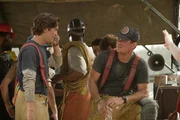 Will Malloy (Oliver Hudson hier mit Dean Caine als Brad) versucht w&auml;hrend den Rettungsarbeiten in der Stadt Sun Valley seine Freundin in Las Vegas zu erreichen. Kurz zuvor ist der in der N&auml;he liegende Hoover-Dam gebrochen...