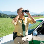 Hubert (Christian Tramitz) verliert bei seinen Ermittlugen das Ziel nie aus den Augen Hubert (Christian Tramitz) verliert bei seinen Ermittlugen das Ziel nie aus den Augen