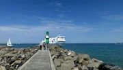 Die perfekte (Bug-)Welle: In Warnem&uuml;nde wird nach dem Fahrplan der Skandinavien-F&auml;hren gesurft.