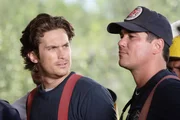 Will (Oliver Hudson) und Brad Malloy (Dean Cain,r.) werden in die Teams eingeteilt, die nach versch&uuml;tteten &uuml;berlebenden in der Stadt Sun Vally suchen sollen.