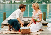 Hanna (Eva Habermann) macht mit Christian (Gunther Gillian) ein nettes Picknick auf dem Bootssteg.