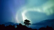 Dieses Bild zeigt ein beeindruckendes Schauspiel der Aurora Borealis, auch bekannt als Nordlicht, das den Nachthimmel erhellt. Dieses Bild zeigt ein beeindruckendes Schauspiel der Aurora Borealis, auch bekannt als Nordlicht, das den Nachthimmel erhellt.