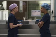 Dr. Meredith Grey (Ellen Pompeo, l.); Dr. Maggie Pierce (Kelly McCreary, r.)