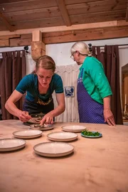 Shekinah Fuchs mit ihrer Mutter beim Anrichten des Menüs. Shekinah Fuchs mit ihrer Mutter beim Anrichten des Menüs.