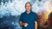 Wasser scheint eigentlich eine völlig unspektakuläre Flüssigkeit zu sein: Farblos, geruchlos, geschmacklos - und noch dazu im Überfluss vorhanden. Aber ohne Wasser gäbe es kein Leben: Wir Menschen bestehen zu 70 Prozent daraus. Wasser treibt den Kreislauf aus Wolken, Regen und Flüssen an und sorgt dafür, dass Pflanzen und Tiere gerade jetzt in der Sommerhitze nicht vertrocknen. Was macht ausgerechnet diese Substanz so einzigartig? Quarks zeigt die geheimnisvolle und empfindliche Welt im Grundwasser, in der sich urtümliche Lebewesen tummeln, die eine wichtige Funktion für uns alle erfüllen. Und wir tauchen ab in die gewaltigen Kelpwälder vor Südafrikas Küste, die nicht nur mehr CO₂ speichern als Wälder an Land, sondern auch unsere Ernährung der Zukunft bereichern könnten. - Moderator Thomas Ranft Wasser scheint eigentlich eine völlig unspektakuläre Flüssigkeit zu sein: Farblos, geruchlos, geschmacklos - und noch dazu im Überfluss vorhanden. Aber ohne Wasser gäbe es kein Leben: Wir Menschen bestehen zu 70 Prozent daraus. Wasser treibt den Kreislauf aus Wolken, Regen und Flüssen an und sorgt dafür, dass Pflanzen und Tiere gerade jetzt in der Sommerhitze nicht vertrocknen. Was macht ausgerechnet diese Substanz so einzigartig? Quarks zeigt die geheimnisvolle und empfindliche Welt im Grundwasser, in der sich urtümliche Lebewesen tummeln, die eine wichtige Funktion für uns alle erfüllen. Und wir tauchen ab in die gewaltigen Kelpwälder vor Südafrikas Küste, die nicht nur mehr CO₂ speichern als Wälder an Land, sondern auch unsere Ernährung der Zukunft bereichern könnten. - Moderator Thomas Ranft