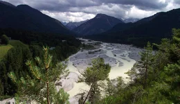 Der Oberlauf der Isar zwischen Kr&uuml;n und Vorderri&szlig; aus der Vogelperspektive.