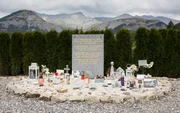Dieses Bild zeigt eine Gedenkst&auml;tte f&uuml;r die Opfer der Katastrophe des Germanwings-Flugs 9525 in den franz&ouml;sischen Alpen.