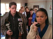 Amanda (Victoria Rowell, r.) telefoniert aufgeregt mit Mark Sloan. Sie und einige andere Frauen wurden von Bob (Sam McMurray, l.) als Geiseln genommen.
