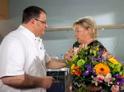 Pfleger Hans-Peter Brenner (Michael Trischan) bringt Sabine Schneider (Daniela Hoffmann) Blumen. Sabine Schneider ist &auml;u&szlig;erst angetan von Hans-Peter, dem das allerdings ziemlich unangenehm ist und er nicht wei&szlig;, wie er aus dieser Situation herauskommt. Doch pl&ouml;tzlich setzt bei Sabine Schneider wieder starkes Herzrasen ein - und das hat nichts mit Hans-Peter zu tun.