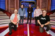 Moderator Kai Pflaume (M.) und seine Rateteam-Kapit&auml;ne Bernhard Ho&euml;cker (l.) und Elton (r.) begr&uuml;&szlig;en in dieser Sendung den Entertainer J&uuml;rgen von der Lippe (2.v.l.) und die Comedian Meltem Kaptan (2.v.r.).