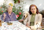 Von Tante Charlotte (Karin Anselm, links) erfährt Joy (Berrit Arnold) von Ninas neuer Liebe. Von Tante Charlotte (Karin Anselm, links) erfährt Joy (Berrit Arnold) von Ninas neuer Liebe.