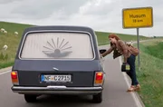 MDR Fernsehen HEITER BIS TÖDLICH - NORDISCH HERB, FOLGE 1, "Der Schimmelreiter". Nora Neubauer (Loretta Stern), alleinerziehende Großstadtfrau aus Berlin, geht auf dem Weg zu ihrer neuen Dienststelle in Husum das Benzin aus. Da nähert sich eine eigenartige Mitfahrgelegenheit - ein Leichenwagen. Was Kriminalhauptkommissarin Nora nicht ahnt - am Steuer sitzt ihr neuer Kollege Jon Peterson. MDR Fernsehen HEITER BIS TÖDLICH - NORDISCH HERB, FOLGE 1, "Der Schimmelreiter". Nora Neubauer (Loretta Stern), alleinerziehende Großstadtfrau aus Berlin, geht auf dem Weg zu ihrer neuen Dienststelle in Husum das Benzin aus. Da nähert sich eine eigenartige Mitfahrgelegenheit - ein Leichenwagen. Was Kriminalhauptkommissarin Nora nicht ahnt - am Steuer sitzt ihr neuer Kollege Jon Peterson.