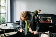 Hubert (Christian Tramitz, l.) und Girwidz (Michael Brandner, r.) schauen sich in der Garage von Joschi Breitenbichler (G&ouml;tz Otto) um.