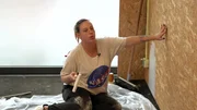 Janine ist &uuml;bergl&uuml;cklich. Sie kann endlich mit den Renovierungsarbeiten ihres zuk&uuml;nftigen Beautysalons beginnen.