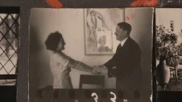 Adolf Hitler begr&uuml;&szlig;t Leni Riefenstahl in ihrer Villa in Berlin-Dahlem (1937). (Kontaktbogen aus dem Bestand von Heinrich Hoffmann, Bayerische Staatsbibliothek/Bildarchiv).