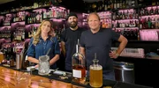 Björn Freitag (r), Tamina Kallert und Cocktailbartender Luca Moore (M) haben sich zum „Mixen“ in der Cocktailbar One Trick Pony verabredet. Björn Freitag (r), Tamina Kallert und Cocktailbartender Luca Moore (M) haben sich zum „Mixen“ in der Cocktailbar One Trick Pony verabredet.