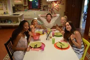 Serena, Luna, Natalie, Jolina und Kaya (v.l.n.r.) beim ersten gemeinsamen Abendessen in der Villa. Serena, Luna, Natalie, Jolina und Kaya (v.l.n.r.) beim ersten gemeinsamen Abendessen in der Villa.