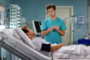 Mark Weidenberg (Marlon Kittel, li.) hat nach seiner Operation plötzlich starke Schmerzen. Kris Haas (Jascha Rust, re.) versucht ihn zu beruhigen, jedoch wird eine zweite OP unumgänglich sein. Mark Weidenberg (Marlon Kittel, li.) hat nach seiner Operation plötzlich starke Schmerzen. Kris Haas (Jascha Rust, re.) versucht ihn zu beruhigen, jedoch wird eine zweite OP unumgänglich sein.