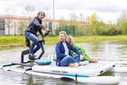 Die "Löwen" Nils Glagau (l.), Dagmar Wöhrl und Tillman Schulz machen eine Probefahrt mit dem E-Wasserfahrrad eWater.Bike. Die "Löwen" Nils Glagau (l.), Dagmar Wöhrl und Tillman Schulz machen eine Probefahrt mit dem E-Wasserfahrrad eWater.Bike.