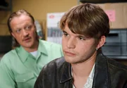 Endlich ist Andreas Lechner (Tobias Schenke, rechts) seinen Peiniger im Gefängnis los. Der Vollzugsbeamte Mathias Reinhardt (Jürgen Rißmann) hatte Lechner in den vergangenen sieben Knastjahren hart zugesetzt. Endlich ist Andreas Lechner (Tobias Schenke, rechts) seinen Peiniger im Gefängnis los. Der Vollzugsbeamte Mathias Reinhardt (Jürgen Rißmann) hatte Lechner in den vergangenen sieben Knastjahren hart zugesetzt.