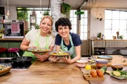 Fernsehk&ouml;chin Zora Klipp und Meisterkonditorin Theresa Knipschild pr&auml;sentieren Teller-R&ouml;sti mit Matjes-Apfel-Salat