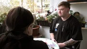 Damian (re.) schwebte mit Lukas im Siebten Himmel - doch pl&ouml;tzlich trennt sich sein Partner. Es rei&szlig;t ihm den Boden unter den F&uuml;&szlig;en weg. Freundin Jana (li.) versucht in dieser schweren Zeit f&uuml;r ihren besten Kumpel da zu sein.