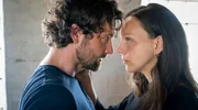 Jana (Petra Schmidt-Schaller, re.) liebt ihren Mann Christian (Florian Stetter) immer noch. Jana (Petra Schmidt-Schaller, re.) liebt ihren Mann Christian (Florian Stetter) immer noch.