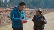 Peru - Albert Lin (L) liest Amelia Perez Trujillo einen Abschnitt aus einem alten Text vor.