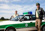 Hubert (Christian Tramitz, links) und Staller (Helmfried von Lüttichau) sind mit ihrem Streifenwagen auf dem Acker der Familie Rummelhardt stecken geblieben. Hubert (Christian Tramitz, links) und Staller (Helmfried von Lüttichau) sind mit ihrem Streifenwagen auf dem Acker der Familie Rummelhardt stecken geblieben.