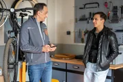 Leon (Joel Akg&uuml;n, rechts) ist begeistert, dass Mike (Harry Blank, links) und Sascha ein Rad f&uuml;r Basketballstar Hector anfertigen.