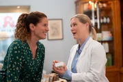 Vera (Sybille Waury, rechts) erz&auml;hlt Annalena (Heidrun G&auml;rtner, links) freudig, dass sie sich darauf freut, Gregor zu fragen, ob er bei ihr einziehen will.