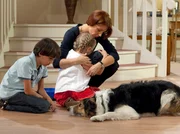 Seit Tagen isst "Knopf", der zugelaufene Hund der Heilmanns, nichts mehr. Pia (Hendrikje Fitz) versucht Jonas (Anthony Petrifke, links) und Lisa (Ella Zirzow, Mitte) zu erklären, dass "Knopf" wahrscheinlich sein Herrchen oder Frauchen vermisst. Die Kinder, die gehofft haben, den Hund behalten zu können, kämpfen mit den Tränen. Seit Tagen isst "Knopf", der zugelaufene Hund der Heilmanns, nichts mehr. Pia (Hendrikje Fitz) versucht Jonas (Anthony Petrifke, links) und Lisa (Ella Zirzow, Mitte) zu erklären, dass "Knopf" wahrscheinlich sein Herrchen oder Frauchen vermisst. Die Kinder, die gehofft haben, den Hund behalten zu können, kämpfen mit den Tränen.