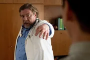 Dr. Schmieta (Armin Rohde). Dr. Schmieta (Armin Rohde).