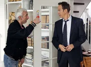 In Steffen Frahms (Moritz Lindbergh, rechts) bricht der alte Konflikt zwischen ihm und seinem Cousin Volker (Ralf Richter) wieder auf. Frahm wirft Volker sein "Lotterleben" vor und Volker hingegen f&uuml;hrt Frahm anhand seiner Einrichtung als absoluten Spie&szlig;er vor.